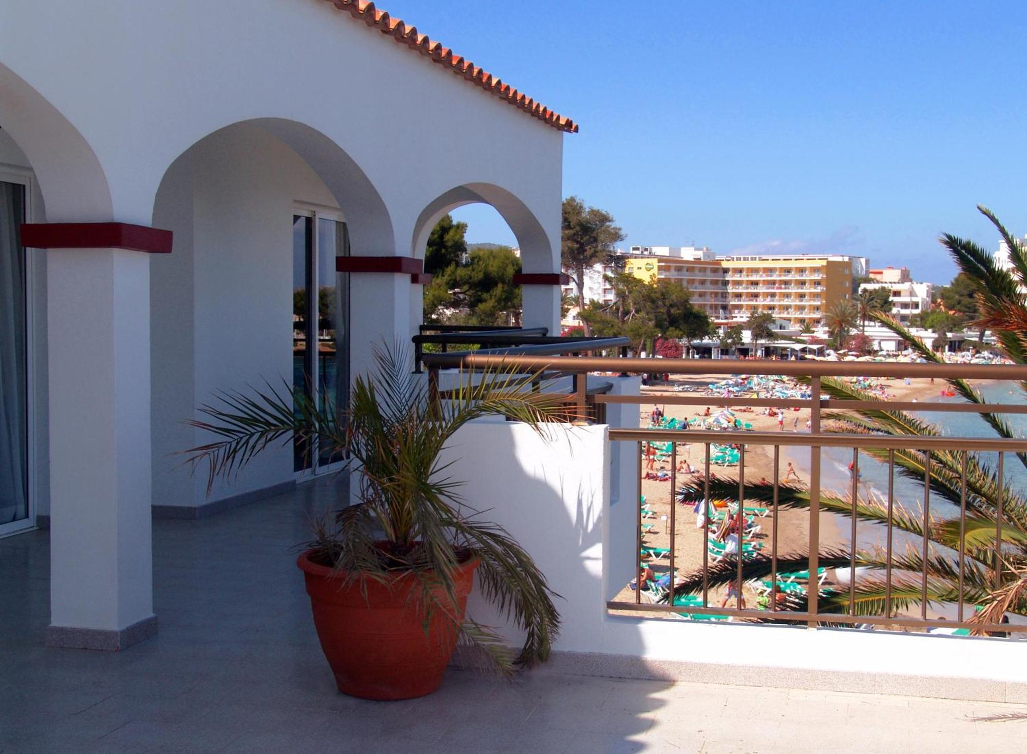 Apartamentos Playa Es Cana Exterior photo